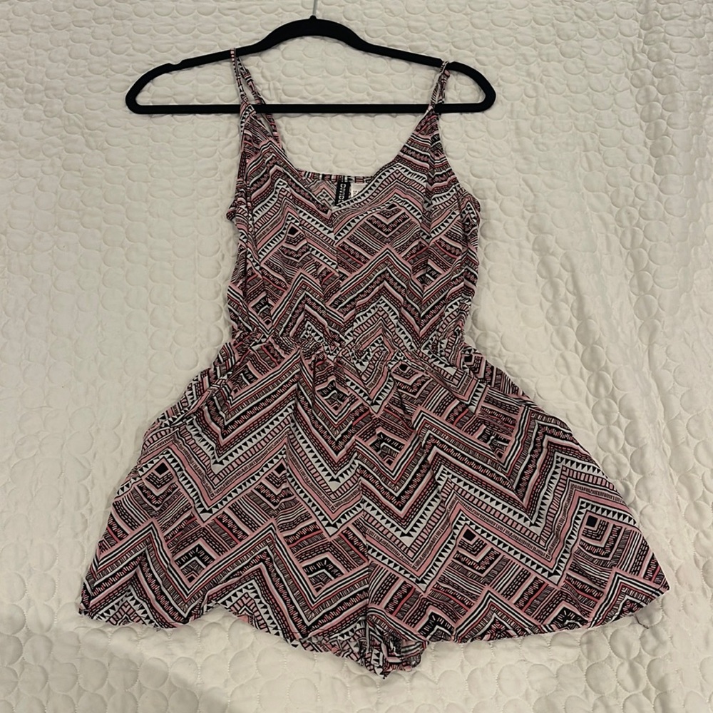 DIVIDED Tribal jumper with side pockets adjustable straps elastic waistband Y2K